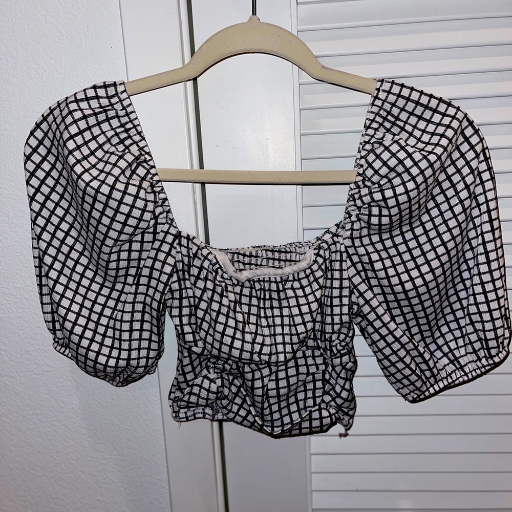 Crop top with puffy sleeves